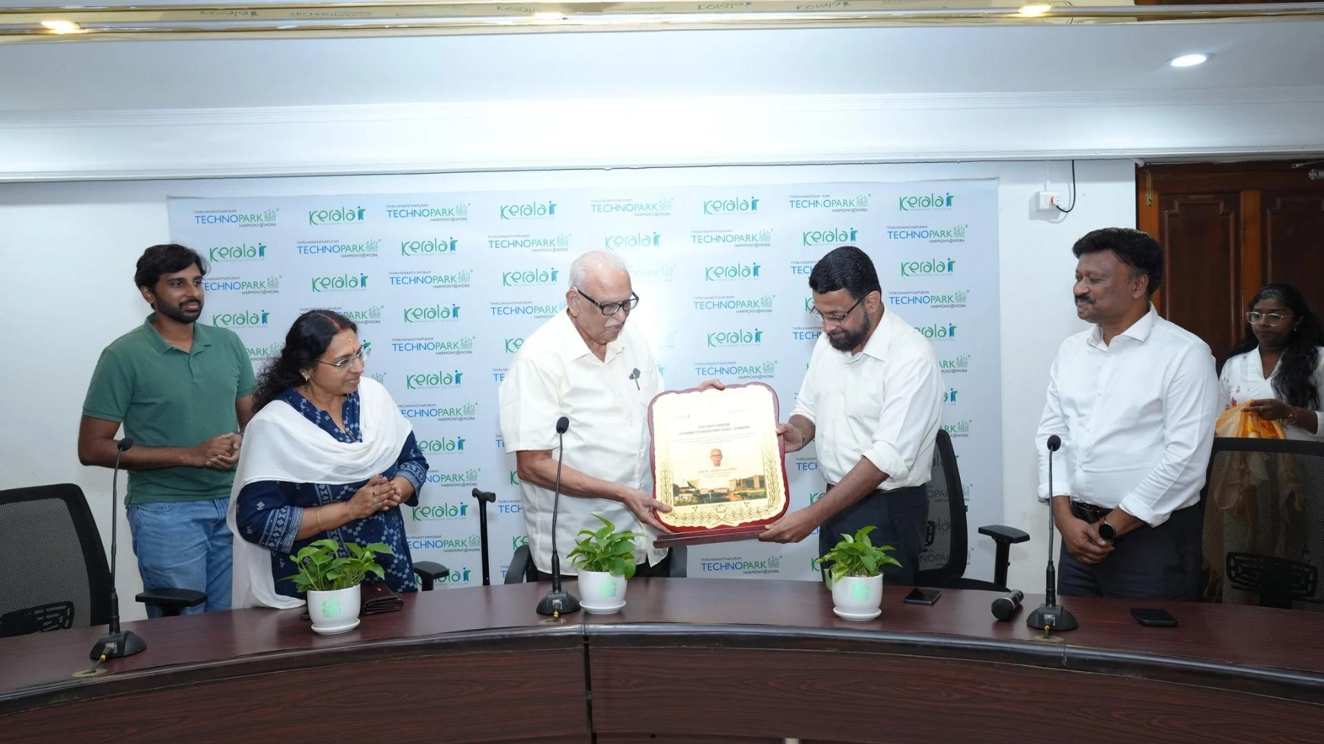 CEO Technopark presenting a memento to Shri Pillai.