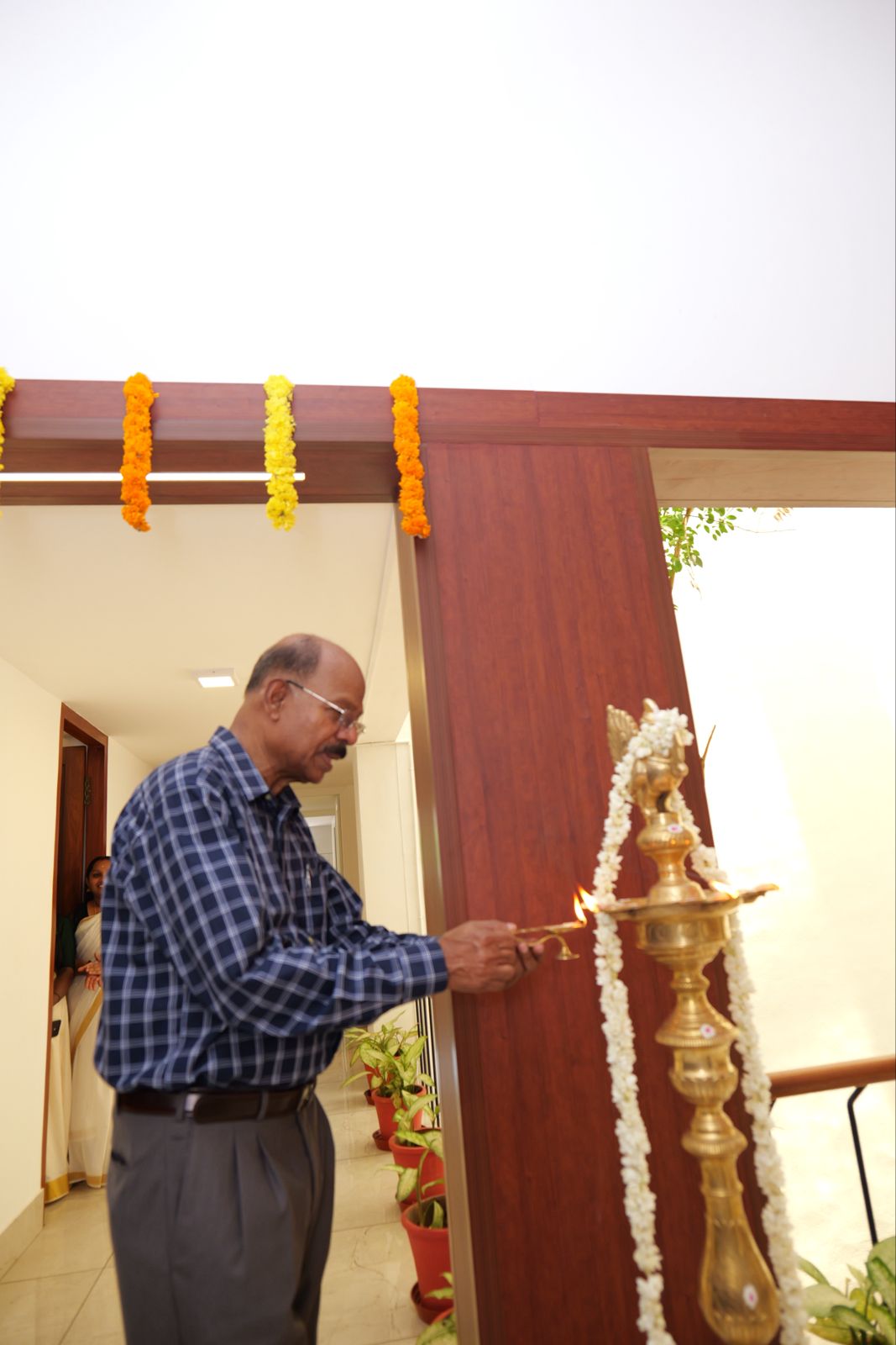 Mr. Ramaswamy Murthy, Proprietor of Nav Rangoli, lighting the inaugural lamp.