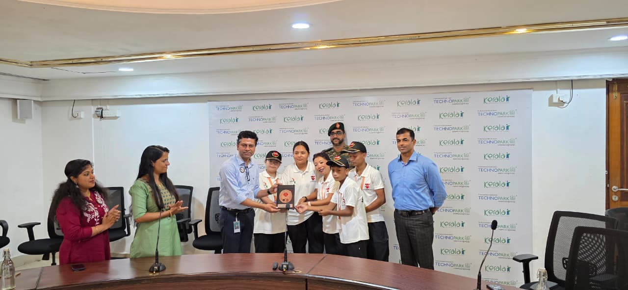 Mr. Vasanth Varada presenting a memento to the visiting students.